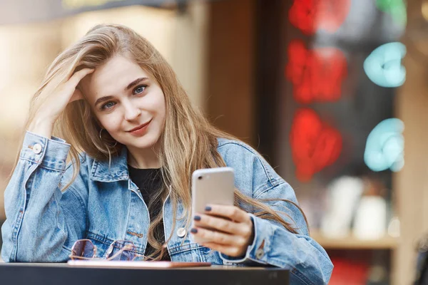 Venkovní Záběr Krásný Zasněný Evropské Ženy Plavé Vlasy Džínové Bundě — Stock fotografie