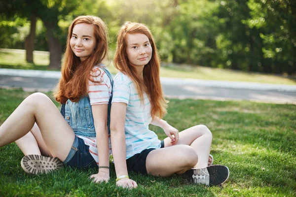 Holky Neumím Představit Život Bez Sebe Dva Krásné Sourozence Dlouhou — Stock fotografie