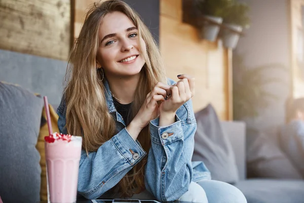 Gerçekler ve nedenleri neden arkadaş akşam kafede, denim ceket içinde oturan dün parti genel olarak kameraya gülümseyen, harika adam bugüne gerektiğini okuyan ise parmak bükme çekici şık kız