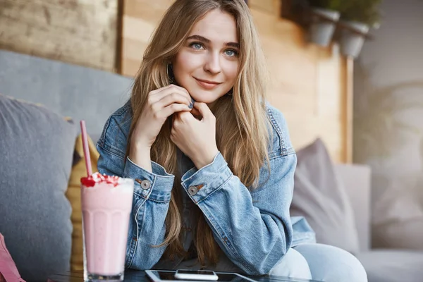 Soñadora rubia guapa espaciándose, se dejó llevar con pensamientos sobre la fecha futura, pensando qué ponerse mientras está sentado con un amigo en la cafetería, bebiendo batido y hablando casualmente —  Fotos de Stock