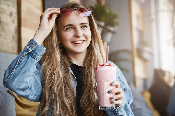 Menina vendo rosto familiar na rua, enquanto sentado no café local ao ar livre, tomando de óculos de sol para dar uma olhada, segurando coquetel, convidando amigo para sentar-se e conversar com ela enquanto se encontra inesperadamente Fotos De Bancos De Imagens