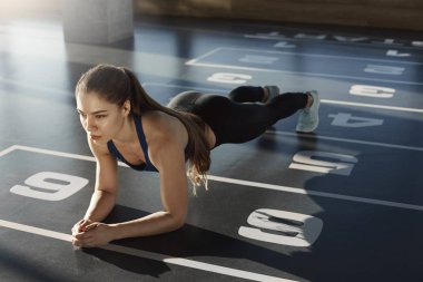 Kararlı uyum tahta duygu dayanıklılık Spor Kulübü, working-out giyim spor sutyeni tozluk giyiyor spor salonunda egzersiz tek başına duran kadın Spor hocası odaklanmış, mükemmel vücut şekli oluşturmak