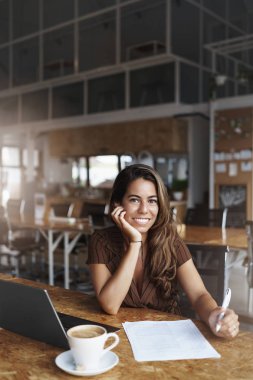 Dikey çekim çekici hoş iş kadını karşılamak arkadaş iş gelecek yatırımları tartışmak co-çalışma kentsel dijital göçebe uzay yalın palmiye gülümseyerek mutlu kullanım dizüstü bilgisayar, kontrol kağıtları