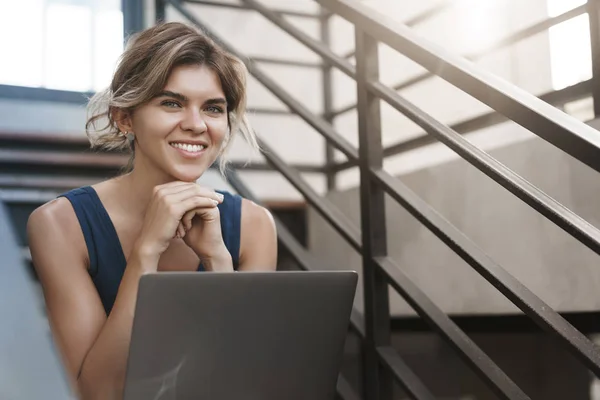 Chica encontró lugar wifi cerca del campus sentarse solo escaleras al aire libre sostener las rodillas del ordenador portátil sonriendo trabajo encantado fuera de la oficina aire libre, la investigación, el estudio antes de los exámenes, nómada digital recoger información — Foto de Stock