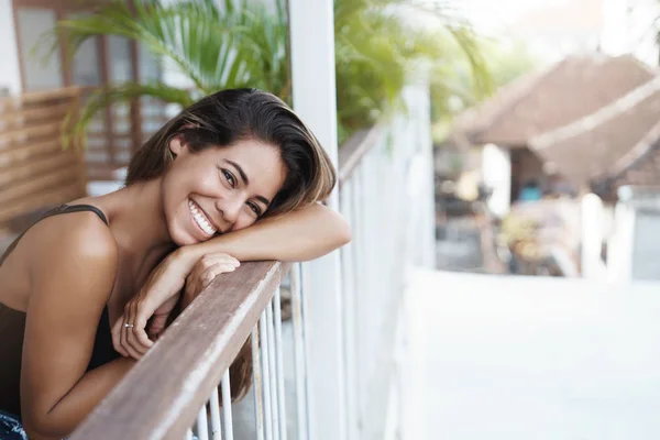 Cantik terlihat lembut wanita muda kecokelatan menindik kamera hidung tertawa genit tersenyum ramping teras balkon cinta santai mengagumkan liburan pantai samping, bulan madu pulau Bali — Stok Foto