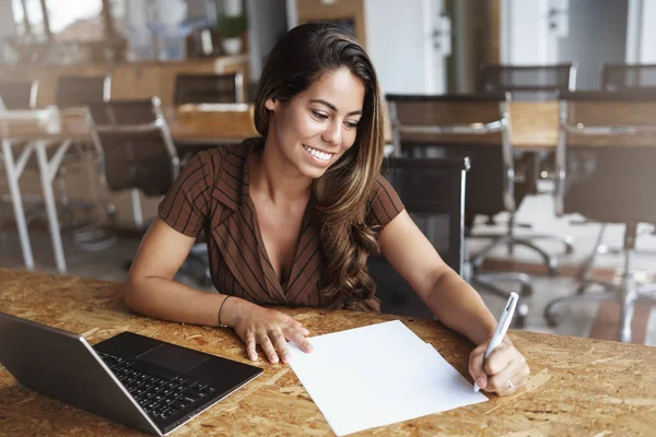 Aantrekkelijke stijlvolle succesvolle zakenvrouw ondertekenen papers controleren documenten lezen glimlachend blij zitten Co-working ruimte alleen Freelancing werken laptop, doen zaken — Stockfoto