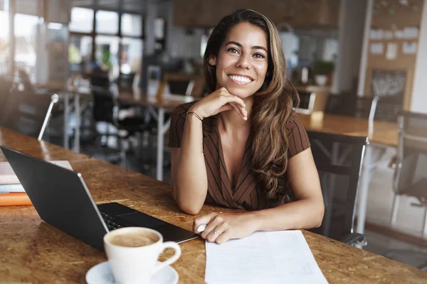 Sukses pengusaha perempuan ambisius mewawancarai Anda selama mencari karyawan terlihat kamera tersenyum ramah duduk dekat laptop membaca pelamar cv, minum kopi — Stok Foto