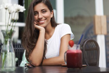 Şık kadın girişimci eğlence rüya çiçekler gülmek gülümsüyor açık teras eğlenceli oturmak çiçek tatlı tatlı güler