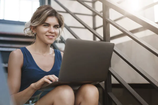 Cute glimlachende gelukkige jonge vrouwelijke student Sit alone buitentrap houden laptop gadget knieën werken freelancen, Digital Nomad voorbereiden project studeren onderzoek buiten kantoor frisse lucht — Stockfoto