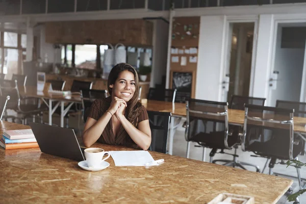 Encantadora mujer exitosa elegante mujer de negocios sentada co-trabajo café moderno beber café preparar papeles futuros socios de la reunión utilizar la investigación portátil, documentos de estudio sonriendo cámara — Foto de Stock