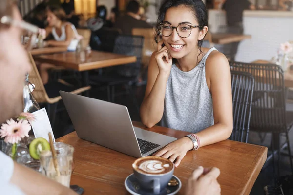 Menina atraída por cara falando sorrindo olhando-o divertido admiração rindo histórias engraçadas. Mulher europeia bonito usar óculos desfrutar de conversa amigável café sentar amigo mesa perto do laptop — Fotografia de Stock