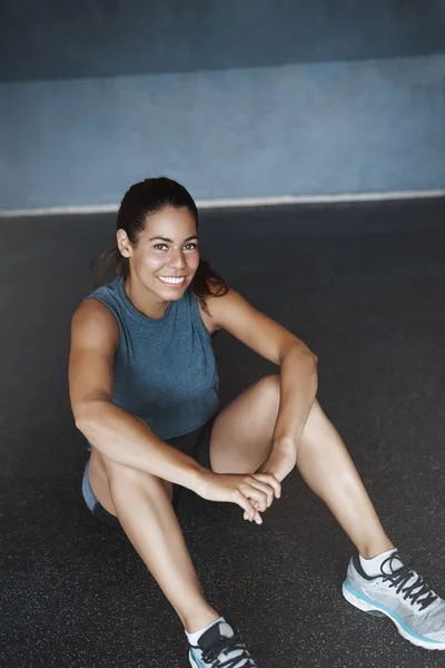 Vertical shot smiling happy sportswoman lead active lifestyle, satisfied good workout, rest crossfit training session, grin camera, pleased productive gym exercises, sit health club floor warm-up — Stock Photo, Image