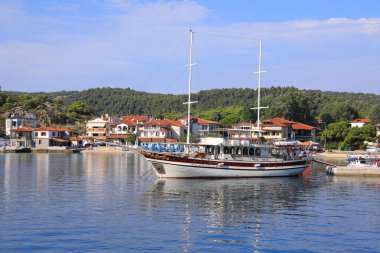 Ormos Panagias, Yunanistan-Haziran 22, 2018: pitoresk bir limanda ayakta yolcu gemisi