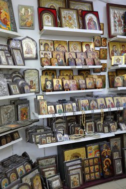 Kalambaka, Yunanistan-Haziran 16, 2018: Atölye Zervopoulos St. Demetrius Bizans simgelerin vitrinde