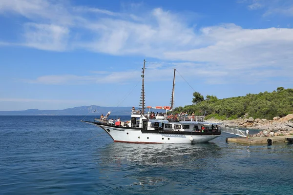 Playa Paliouri Grecia Junio 2018 Yate Con Turistas Preparándose Para — Foto de Stock