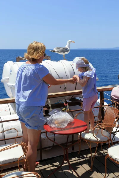 Όρμος Παναγιάς Ελλάδα Ιουνίου 2018 Μητέρα Και Κόρη Σίτιση Seagull — Φωτογραφία Αρχείου