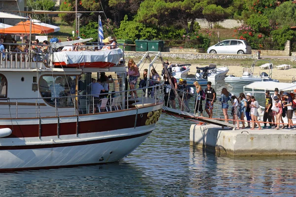 Ormos Panagias Greece June 2018 Turistas Vêm Escada Para Barco — Fotografia de Stock