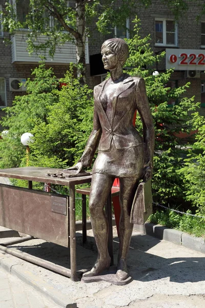 Novosibirsk Rusland Juni 2018 Monument Voor Een Zakenvrouw Stad Straat — Stockfoto