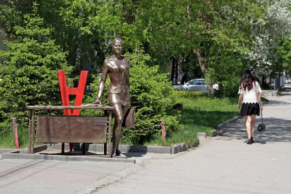 Novosibirsk Russia June 2018 Monumento Uma Mulher Negócios Rua Cidade — Fotografia de Stock