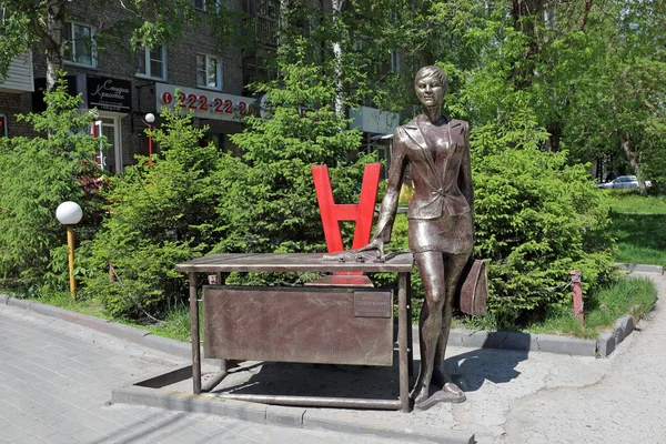 Novosibirsk Rusia Junio 2018 Monumento Una Mujer Negocios Calle Ciudad —  Fotos de Stock