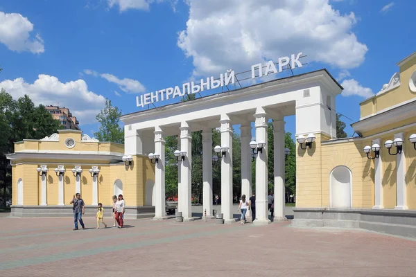 Νοβοσιμπίρσκ Ρωσία Ιούνιος 2018 Είσοδος Στο Πάρκο Κέντρο Της Πόλης — Φωτογραφία Αρχείου