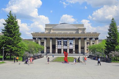 Novosibirsk, Rusya - 06 Haziran 2018: Devlet Opera ve Balesi Tiyatro bir güneşli yaz gününde