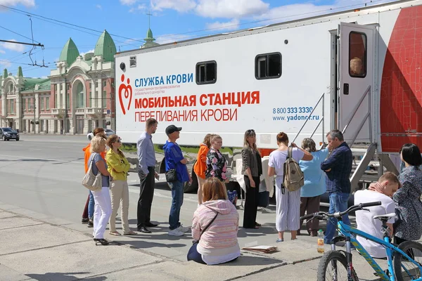 Novosibirsk Rusya Federasyonu Temmuz 2018 Gönüllü Bağış Kan Bir Mobil — Stok fotoğraf