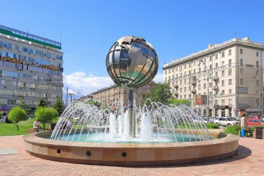 Novosibirsk, Rusya Federasyonu-Temmuz 04, 2018: Park ve Çeşme Sovetskaya ve Ordzhonikidze caddelerinin kesiştiği