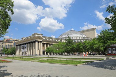 Novosibirsk, Rusya - 06 Haziran 2018: Devlet Opera ve Balesi Tiyatro bir güneşli yaz gününde