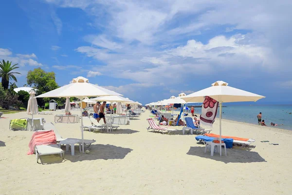 Kassandra Greece June 2018 Praia Areia Com Guarda Chuvas Turistas — Fotografia de Stock