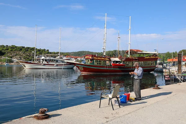 Ormos Panagias Grécia Junho 2018 Pescador Idoso Porto — Fotografia de Stock