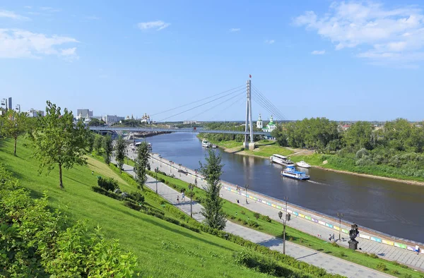 Paysage urbain de Tyumen avec rivière qui coule Journée ensoleillée — Photo