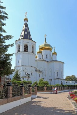 Tyumen, Rusya Federasyonu-Ağustos 14, 2018: Peter ve Paul Kilisesi. Kutsal Teslis Manastırı avludan görüntülemek