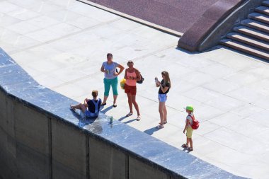 Tyumen, Rusya Federasyonu-Ağustos 14, 2018: bir grup kız sakin yaz aylarında şehrin Rıhtımlar üzerinde