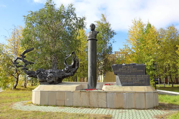 Nadym 俄罗斯 2018年9月12日 苏联天然气工业部长纪念碑前来这里布罗卡伊 Atayevich Orujev — 图库照片