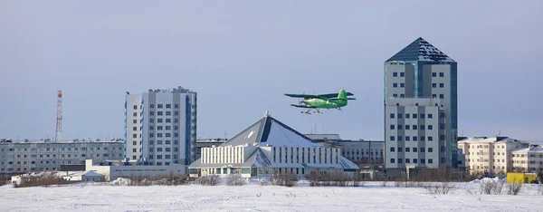 Nadym Rússia Março 2018 Biplano Russo Sobrevoa Cidade Norte Dia — Fotografia de Stock