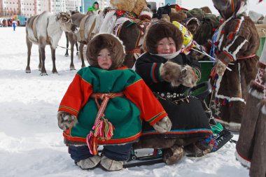 Nadym, Rusya Federasyonu-Mart 16, 2008: küçük Nenets Çocuk Festivali. Nenets - Rus Kuzey Aborjinleri
