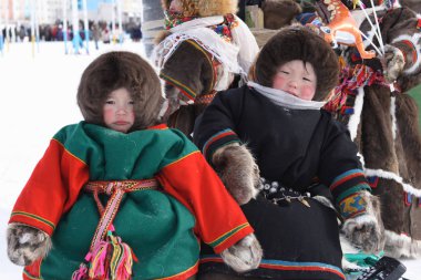 Nadym, Rusya Federasyonu-Mart 16, 2008: küçük Nenets Çocuk Festivali. Nenets - Rus Kuzey Aborjinleri