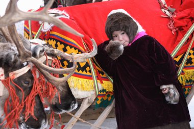 Nadym, Rusya Federasyonu-Mart 16, 2008: küçük Nenets Çocuk Festivali. Nenets - Rus Kuzey Aborjinleri