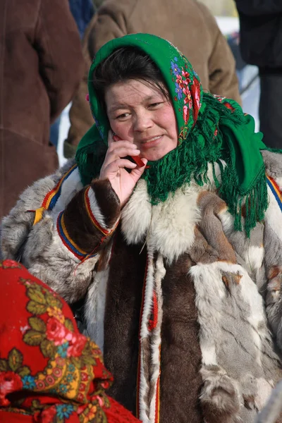 Nadym Rusland Maart 2008 Nenetsen Vrouw Nationale Klederdracht Spreekt Haar — Stockfoto