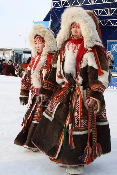 Nadym Rusya Mart 2010 Nenets Kadınlar Geleneksel Kürk Kıyafetler Nenets — Stok fotoğraf