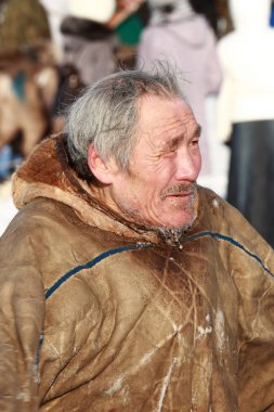 Nadym, Rusya - 07 Mart 2010: yaşlı Nenets Ren geyiği çobanı. Nenets - Rus Kuzey Aborjinleri