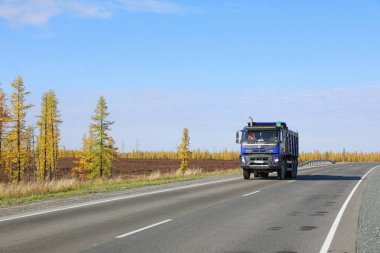 Nadym, Rusya Federasyonu-Eylül 21, 2018: Kamyon sürmek Kuzey Federal otoyol Surgut Salekhard