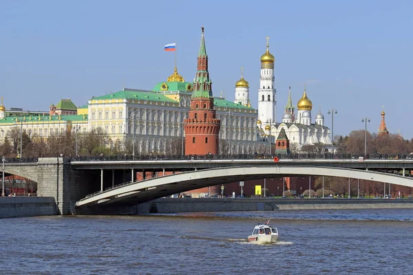 Moscou Rússia Abril 2017 Vista Kremlin Ponte Bolshoy Kamenny Rio — Fotografia de Stock