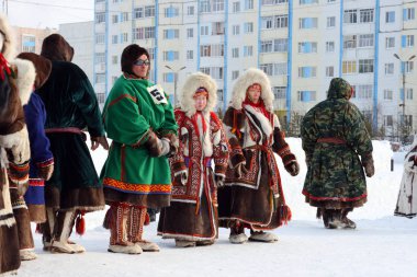 Nadym, Rusya Federasyonu-Mart 07, 2010: Nenets erkekler ve kadınlar Ulusal kürk kıyafetler. Nenets - Rus Kuzey Aborjinleri