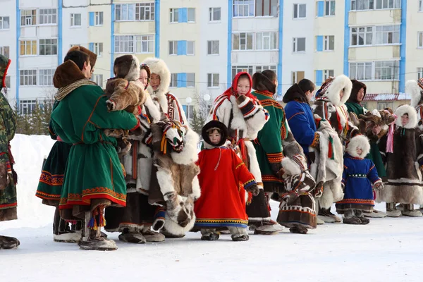 Nadym Oroszország Március 2010 Nyenyec Férfiak Nők Nemzeti Prémes Ruhákat — Stock Fotó