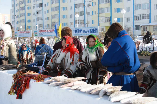 Nadym Rússia Março 2008 Nenets Comércio Carne Cervos Peixe Umas — Fotografia de Stock