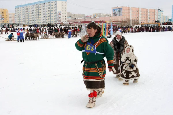 Nadym Russland März 2010 Nenets Familie Nationaler Pelzbekleidung Nenets Ureinwohner — Stockfoto