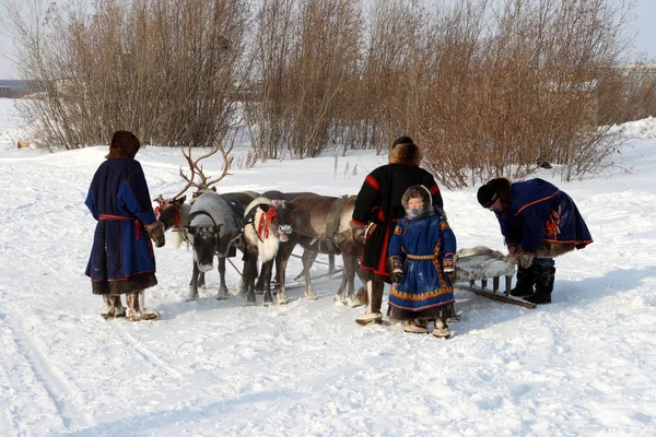 Nadym Rusia Marzo 2010 Familia Nenets Vestida Con Pieles Nacionales — Foto de Stock