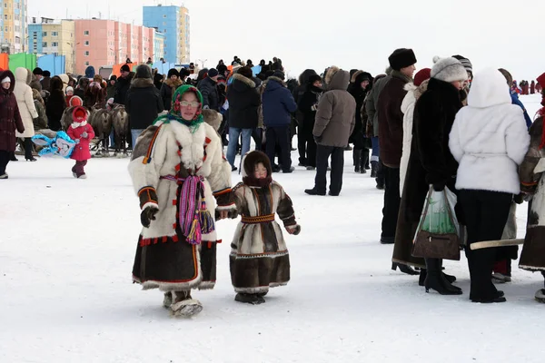 Nadym Rusya Federasyonu Mart 2008 Nenets Aile Ulusal Kürk Kıyafetler — Stok fotoğraf